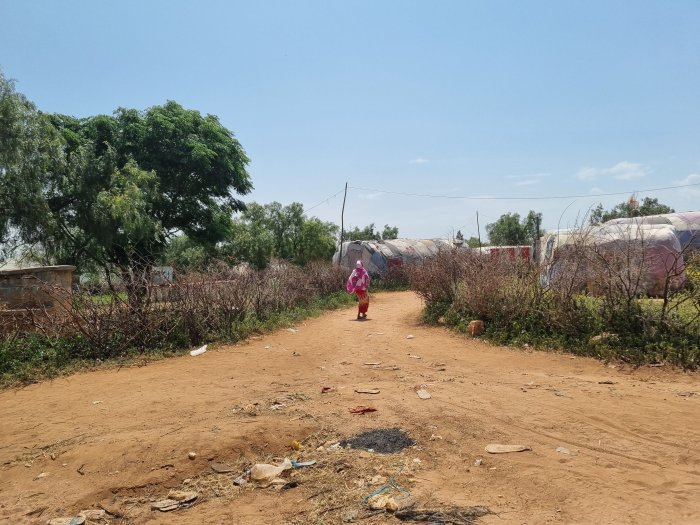 woman entering refugee camp